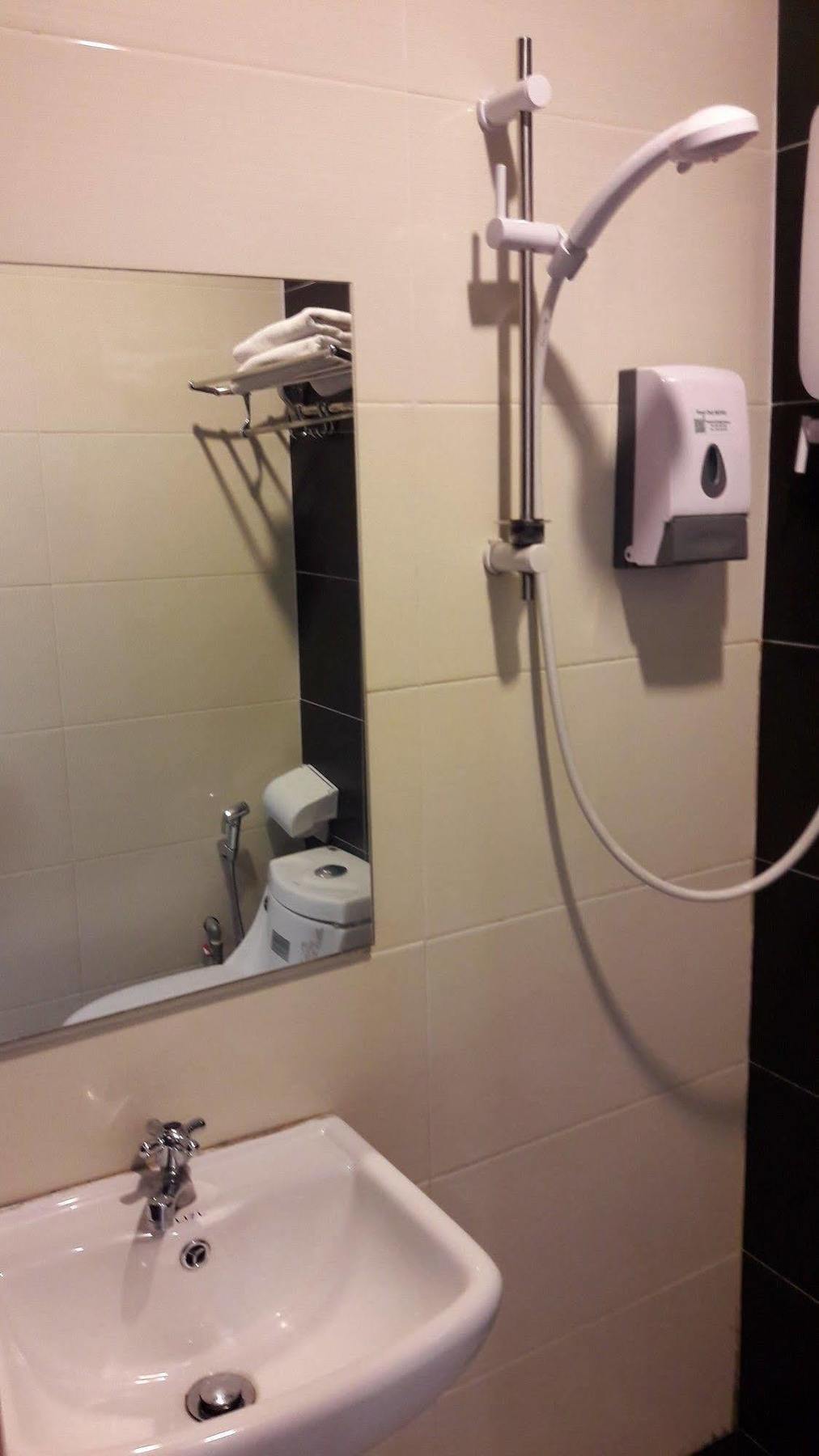 One Point Hotel Kuching Eksteriør billede